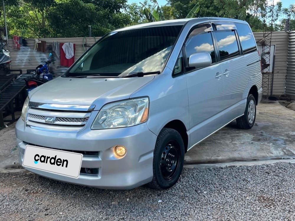 Toyota Noah 2005