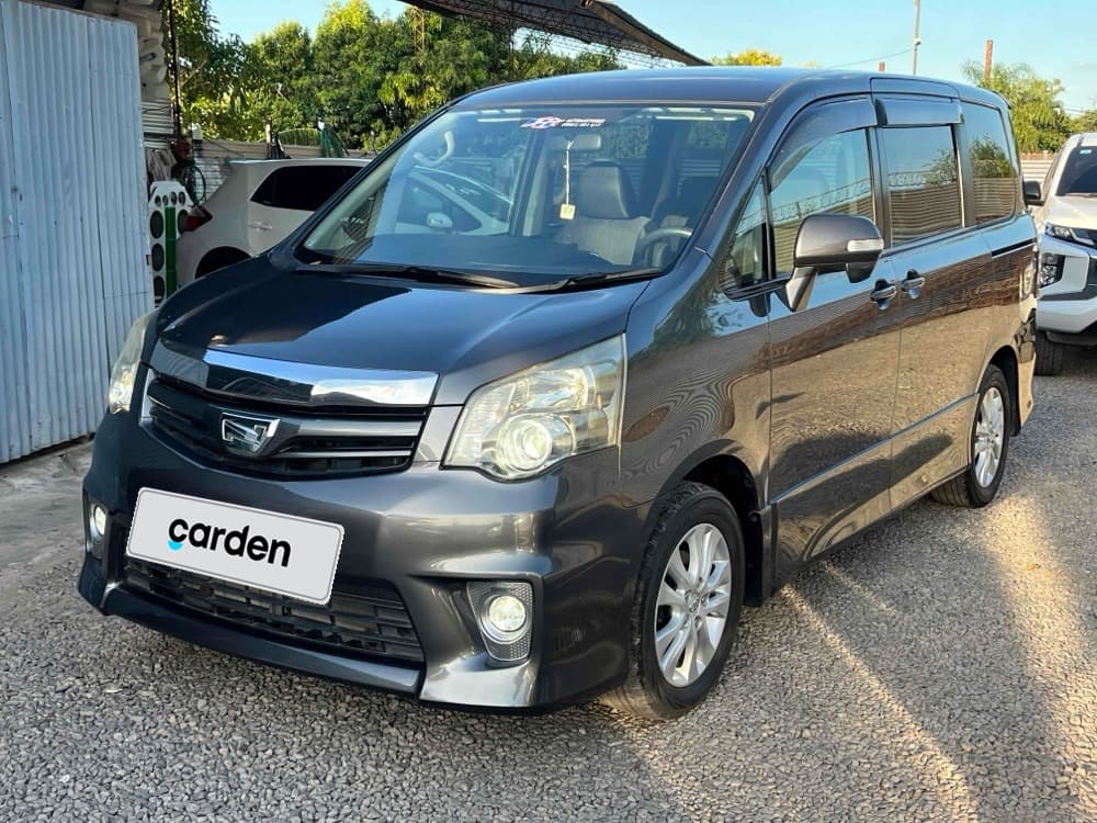 Toyota Noah 2010