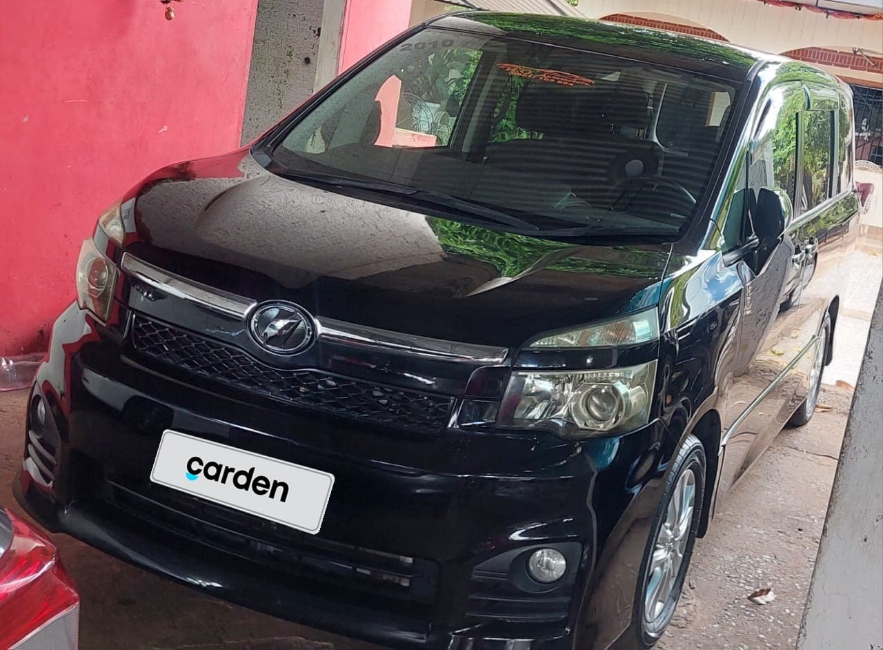 Toyota Voxy 2010