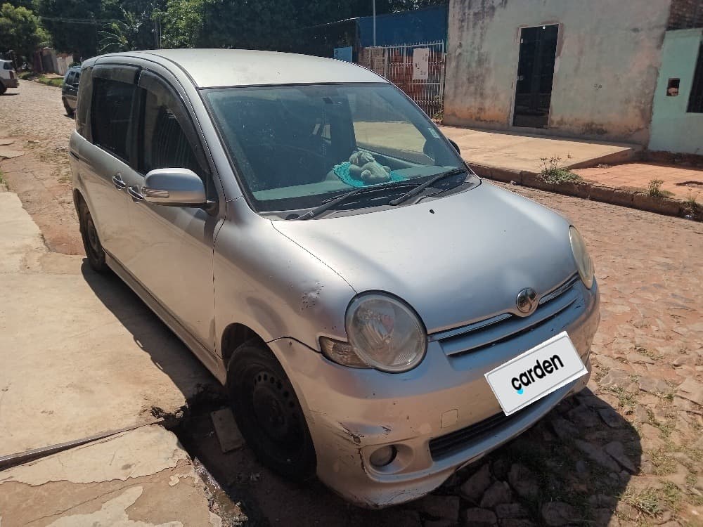 Toyota Sienta 2006