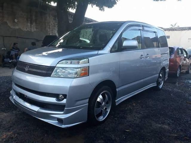 Toyota Noah 2005