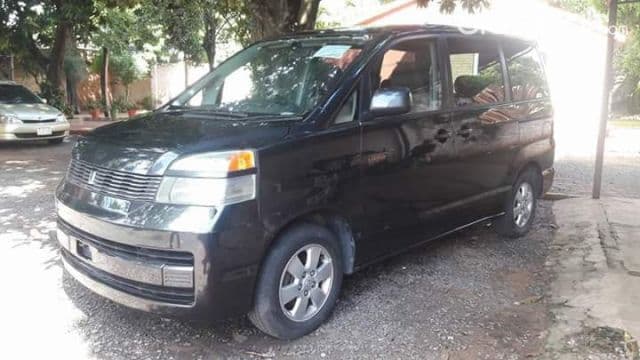 Toyota Noah 2003