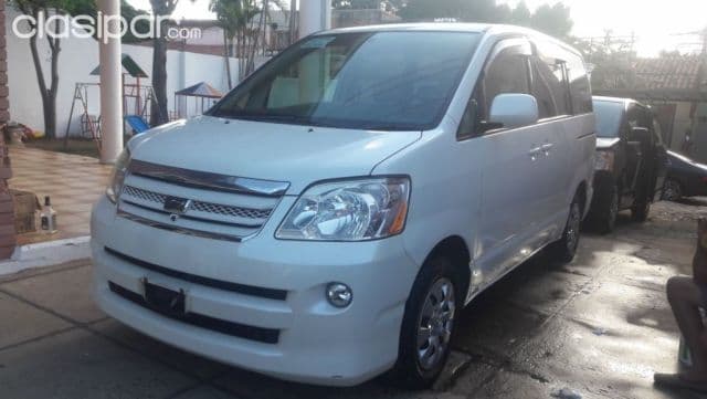 Toyota Noah 2005