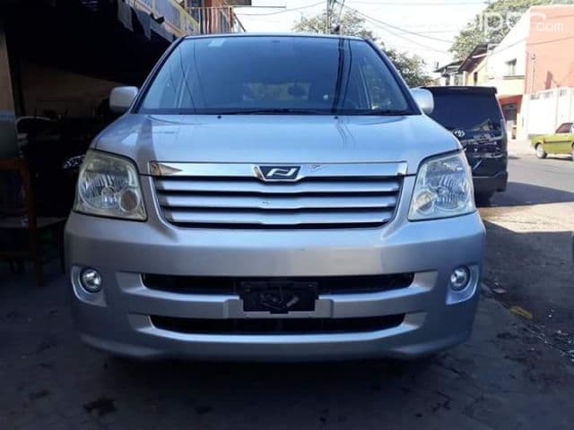 Toyota Noah 2003