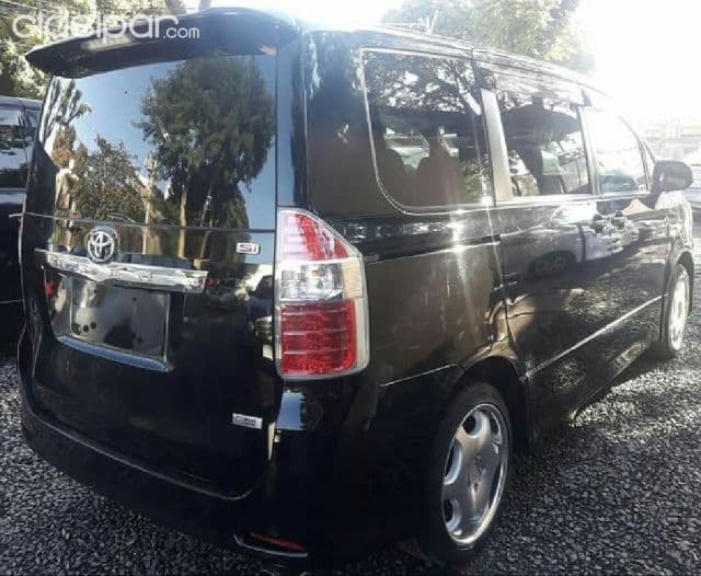 Toyota Noah 2008
