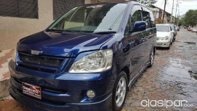 Toyota Noah 2005