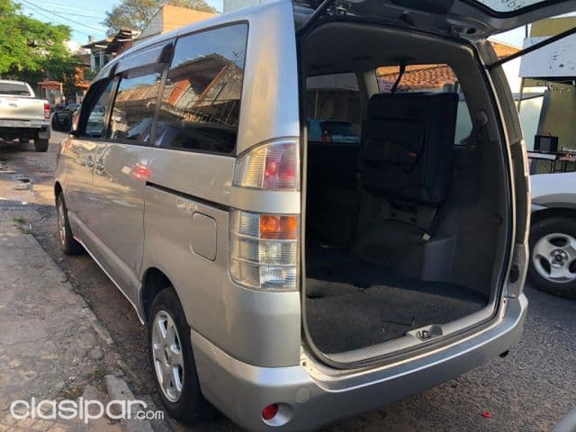 Toyota Voxy 2003