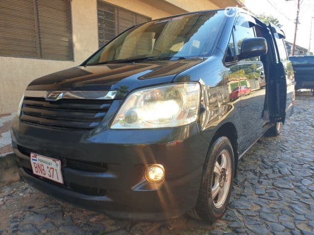 Toyota Noah 2003