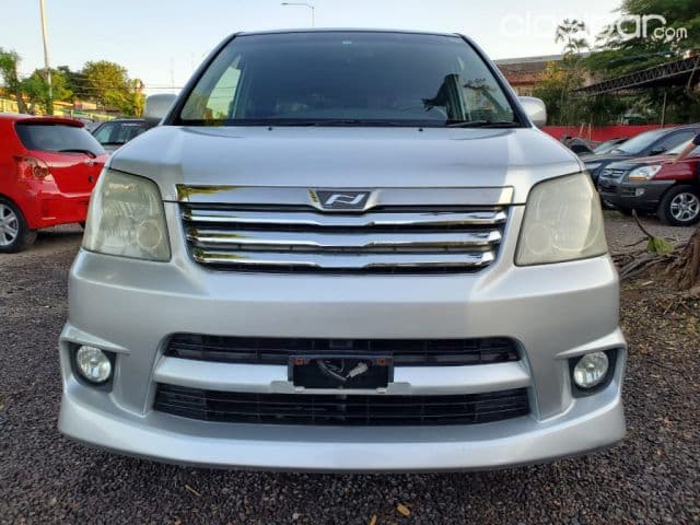 Toyota Noah 2003