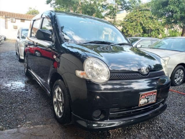 Toyota Sienta 2005