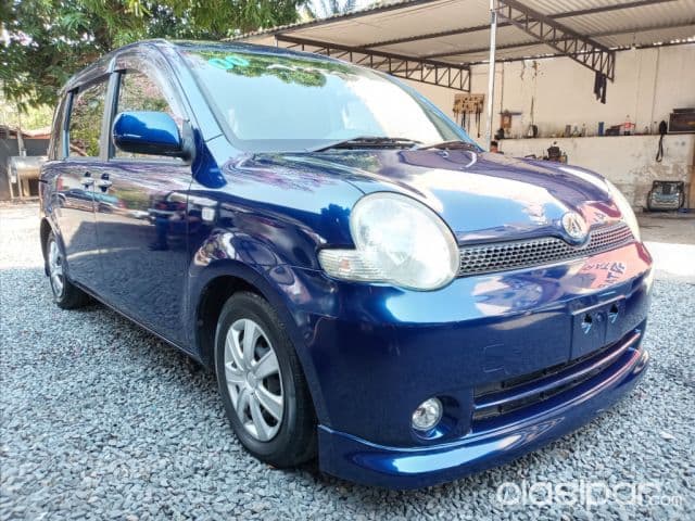 Toyota Sienta 2004
