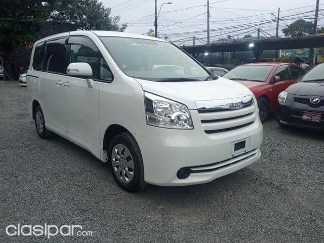 Toyota Noah 2005