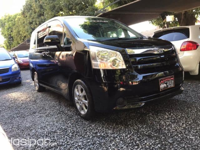 Toyota Noah 2008