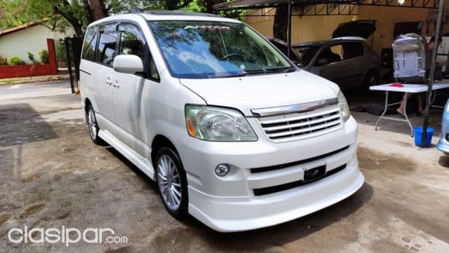 Toyota Noah 2005