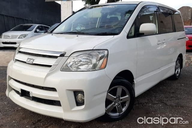 Toyota Noah 2005