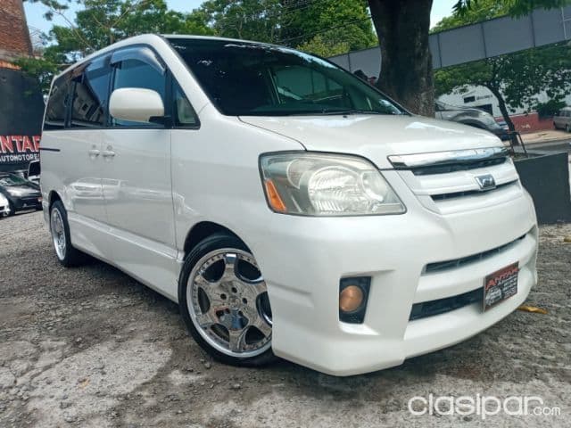 Toyota Noah 2004