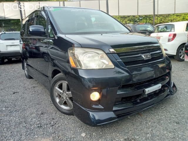 Toyota Noah 2004