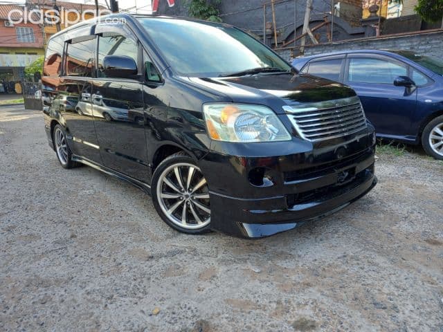 Toyota Noah 2006