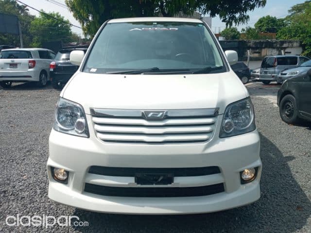 Toyota Noah 2003