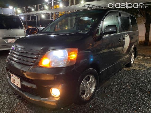 Toyota Noah 2003