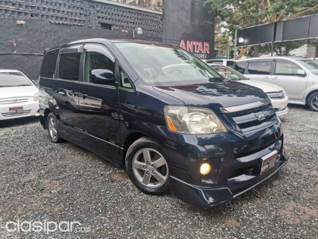 Toyota Noah 2004