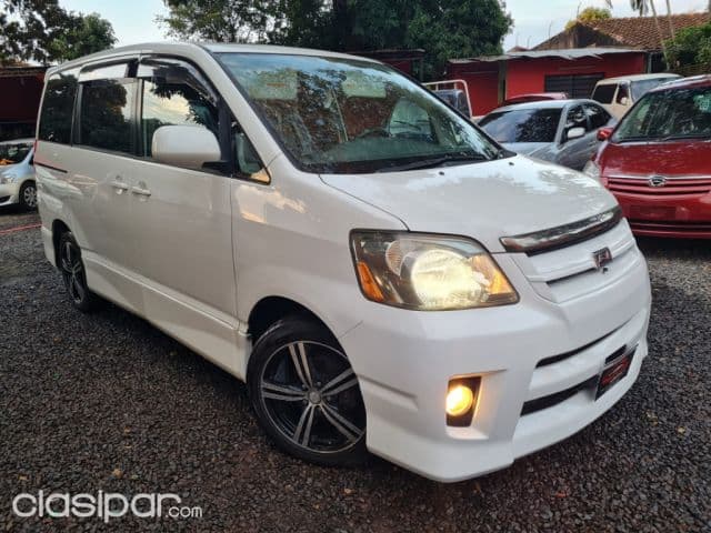Toyota Noah 2005