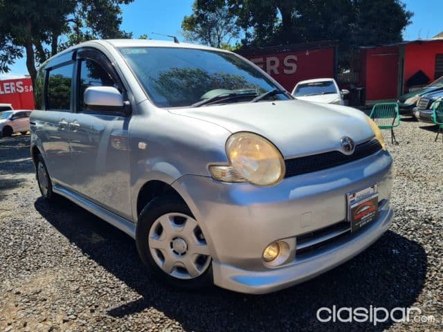 Toyota Sienta 2005