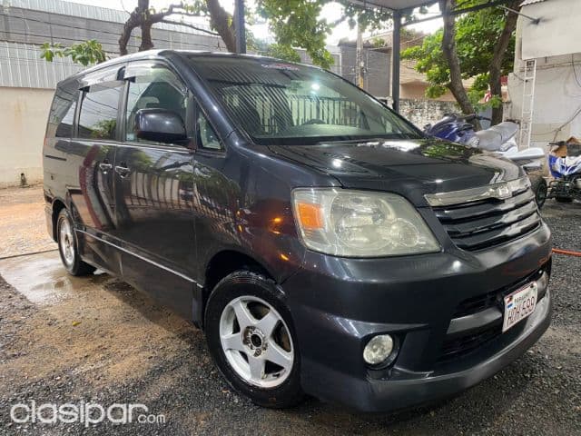 Toyota Noah 2003