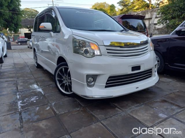 Toyota Noah 2010