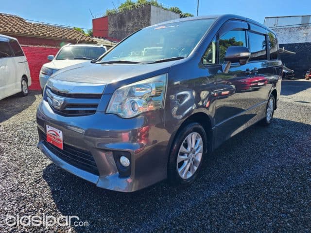 Toyota Noah 2011