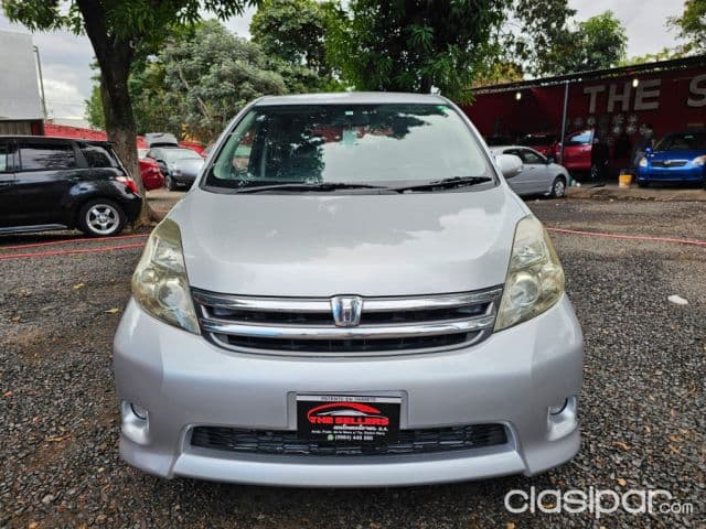 Toyota Isis 2008