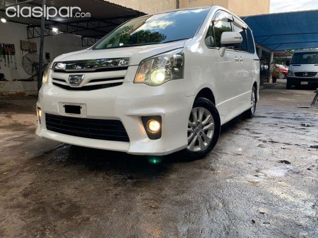 Toyota Noah 2010