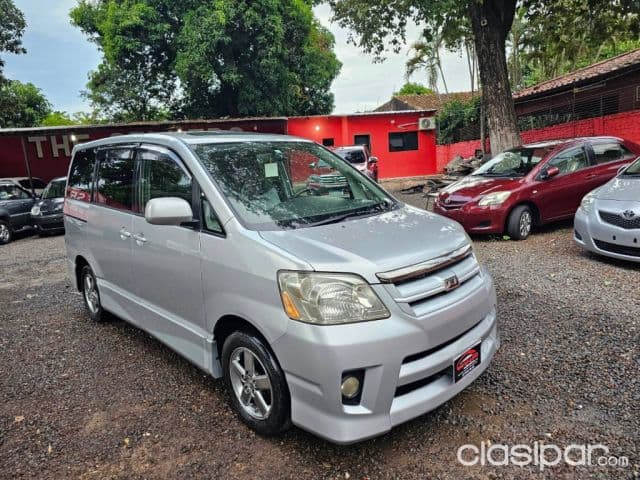 Toyota Noah 2005