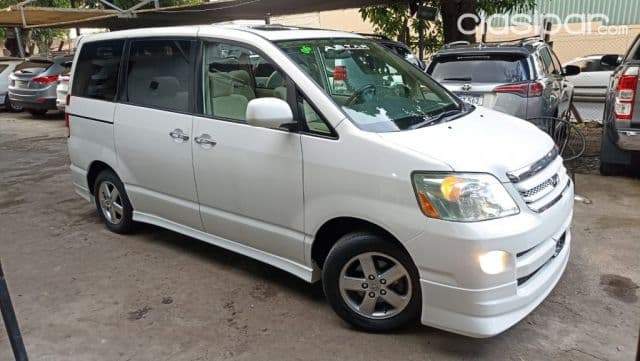 Toyota Noah 2005