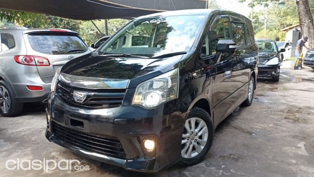 Toyota Noah 2011