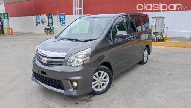 Toyota Noah 2011