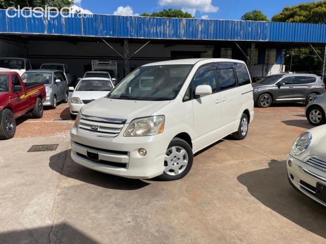 Toyota Noah 2004