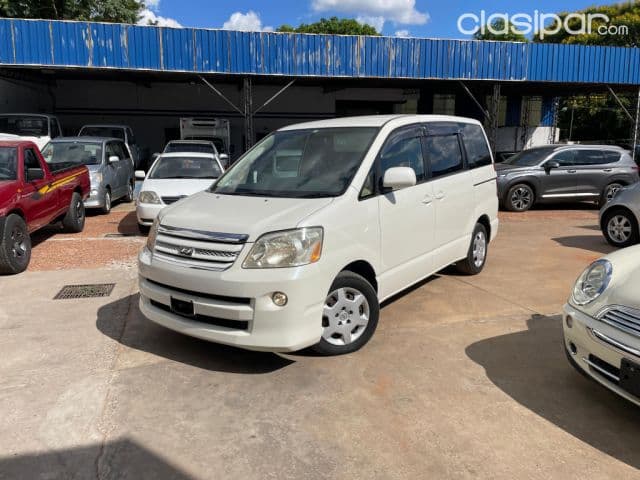 Toyota Noah 2004