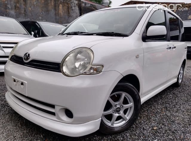 Toyota Sienta 2005