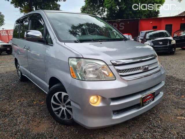 Toyota Noah 2005