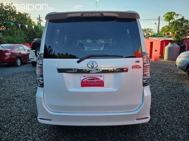 Toyota Noah 2008