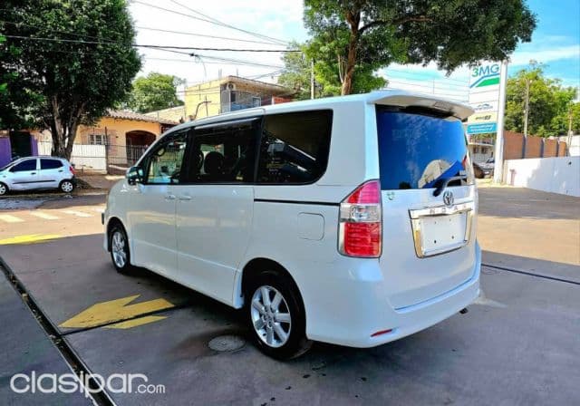 Toyota Noah 2009