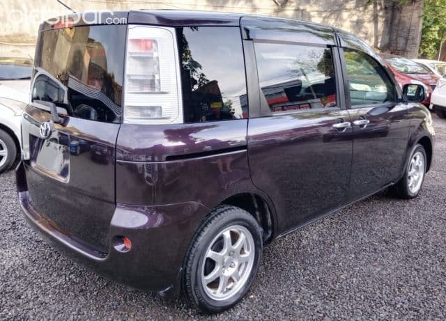 Toyota Sienta 2011