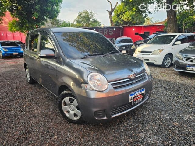 Toyota Sienta 2011