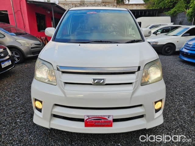 Toyota Noah 2005