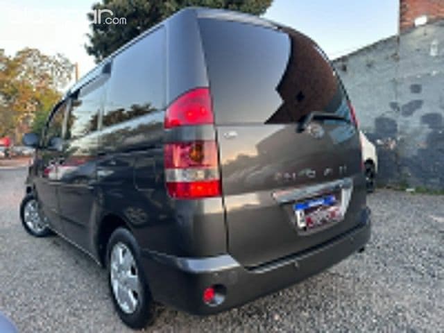 Toyota Noah 2003