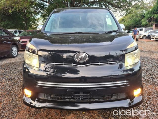 Toyota Voxy 2010