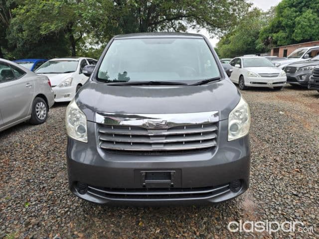 Toyota Noah 2008